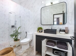 Villa exclusive | Salle de bain | Douche, articles de toilette (gratuits), séchoir à cheveux, peignoirs