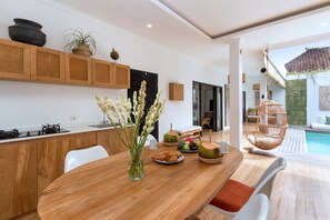 Exclusive Villa | In-room dining - Villa Greco by Villa Finder (Canggu)