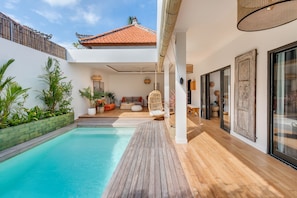 Una piscina al aire libre