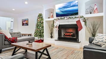 Smart-TV, Kamin, Videospiele, BĂŒcher