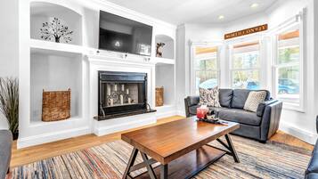 Smart TV, chimenea, videojuegos, futbolito