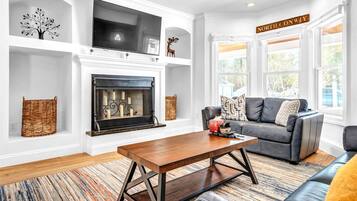 Smart TV, chimenea, videojuegos, libros