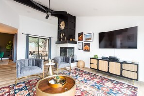 Smart-TV, Kamin, Bücher, Stereoanlage