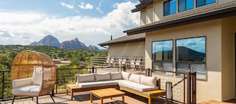 Expansive 270° Red Rock Views, nearby Hiking, Hot Tub, 4-minute walk to uptown!