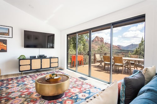 Expansive 270° Red Rock Views, nearby Hiking, Hot Tub, 4-minute walk to uptown! 