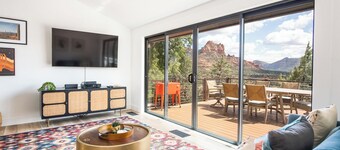 Expansive 270° Red Rock Views, nearby Hiking, Hot Tub, 4-minute walk to uptown! 