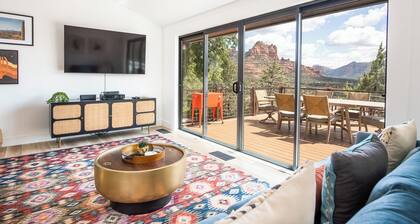 Expansive 270° Red Rock Views, nearby Hiking, Hot Tub, 4-minute walk to uptown!