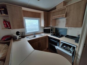 Fridge, microwave, oven, stovetop - Large mobile homes sleeping 8 with air conditioning in a holiday village (Gastes)