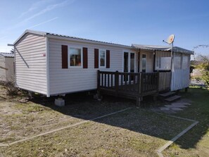 Exterior - Large mobile homes sleeping 8 with air conditioning in a holiday village (Gastes)