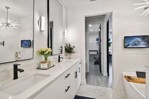 Douche, sèche-cheveux, serviettes fournies