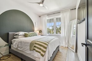 3 bedrooms, desk, iron/ironing board, travel cot - Min Dwntn XXL Private Rooftop Outdoor TVs Kingbed (Tampa)