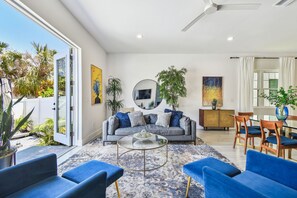 Smart TV, fireplace, computer monitors - Min Dwntn XXL Private Rooftop Outdoor TVs Kingbed (Tampa)