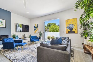 TV connectée, cheminée, écrans d'ordinateur