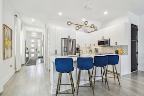 Fridge, microwave, oven, stovetop - Your Private 3/3 Rooftop Retreat Dwntn Kingbed (Tampa)