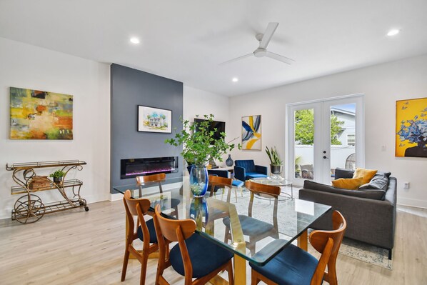 TV connectée, cheminée, écrans d'ordinateur