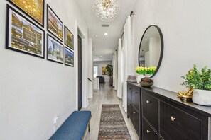 Interior - Min Dwntn XXL Private Rooftop Outdoor TVs Kingbed (Tampa)