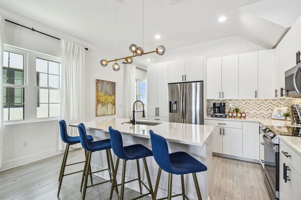 Fridge, microwave, oven, stovetop - Min Dwntn XXL Private Rooftop Outdoor TVs Kingbed (Tampa)