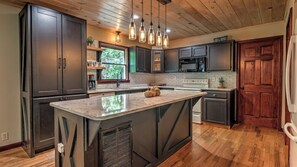 Fridge, microwave, oven, stovetop - The Edison - Hot Tub | Shuffleboard | Arcade Game | Firepit (Blue Ridge)