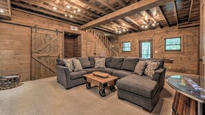 TV, fireplace, video games - The Edison - Hot Tub | Shuffleboard | Arcade Game | Firepit (Blue Ridge)