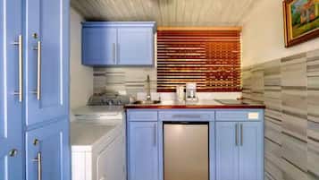 Frigorífico, placa de cocina, cafetera o tetera y hervidor eléctrico