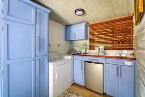 Fridge, stovetop, coffee/tea maker, electric kettle