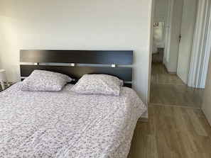 2 bedrooms, desk, iron/ironing board, free WiFi