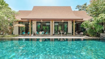 2 outdoor pools