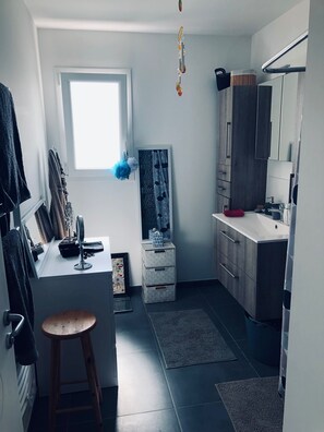 Suihku, hiustenkuivaaja