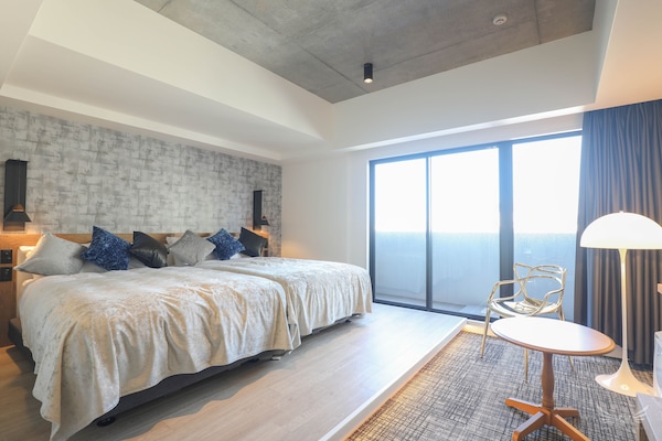 Tabla de planchar con plancha, wifi gratis y ropa de cama