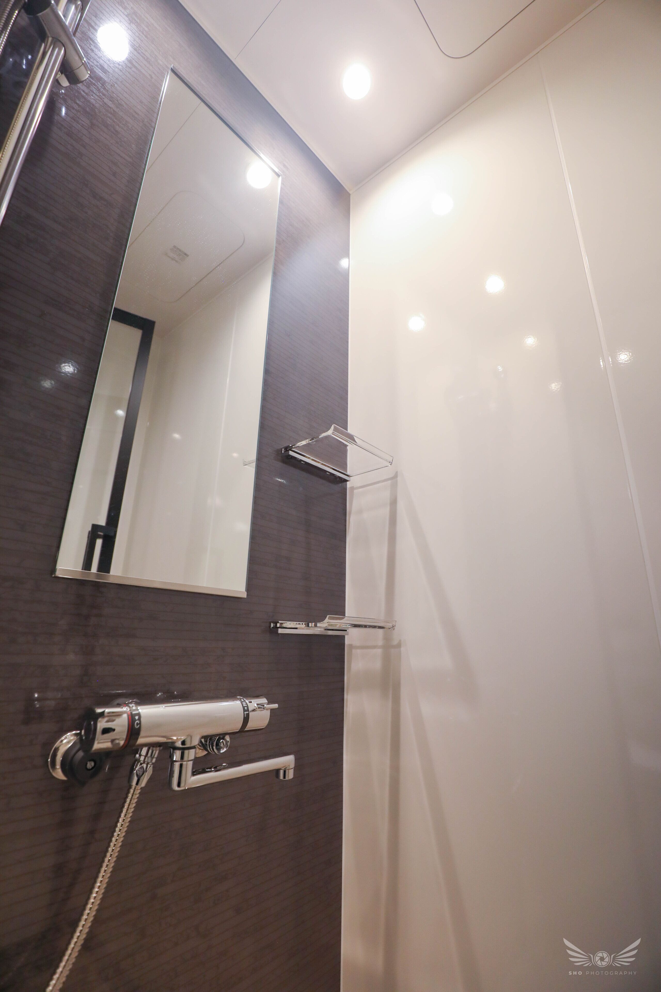 Twin Room | Bathroom | Shower, hair dryer, slippers, towels