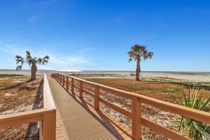 على الشاطئ، ركوب الأمواج باستخدام الألواح الشراعية، ركوب قوارب الكاياك