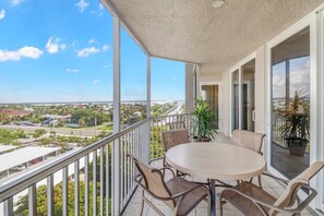 Outdoor dining - Beautiful, Remodeled, Gullwing Beach Resort Condo! Heated Pool & Over $150 of Free Daily Activities! (Fort Myers Beach)