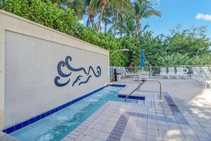 حمّام سباحة مُدفَّأ