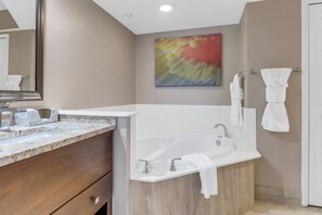 Badekar, hårføner, håndklær og sjampo