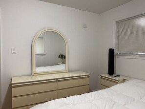 5 bedrooms, desk, free WiFi, bed sheets - Warren new house (Warren)
