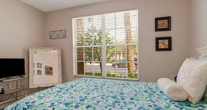 Private Ground Floor End Unit! Gorgeous Remodel! Lively Colonial Country Club Social Lifestyle!