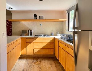 Fridge, microwave, coffee/tea maker, cookware/dishes/utensils - Cozy home just steps from the beach in Cancun (CancÃºn)