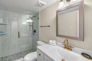 Combined shower/tub, towels, shampoo