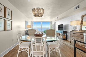 Dining - Edgewater West 93 ~ Outdoor Pool + $400 FREE Activities Daily ~ Zoo/Parasailing/Golf/Fishing + More (Gulf Shores)