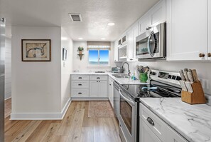 Frigorifero, microonde, forno, piano cottura