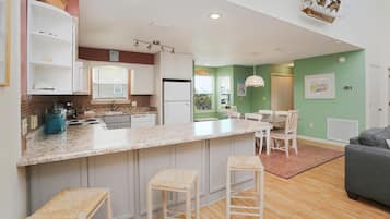 ハウス ベッド (複数台) (Boardwalk Sandpiper) | 専用キッチン