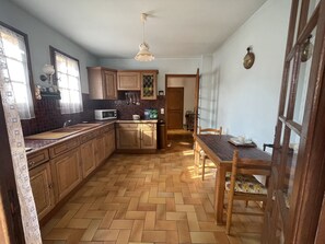 Kylskåp, mikrovågsugn, spishäll och kaffe- och tebryggare