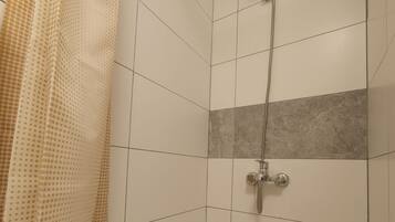 Comfort Double Room, 1 Bedroom | Bathroom | Shower, rainfall showerhead, hair dryer, towels
