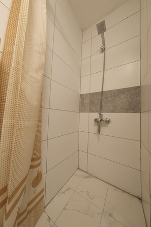 Comfort Double Room, 1 Bedroom | Bathroom | Shower, rainfall showerhead, hair dryer, towels