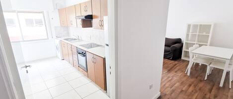 Standaard appartement | Privékeuken | Een koelkast, een magnetron, een oven, een kookplaat