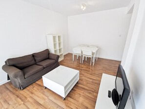 Standard Apartment | Living area | 32-inch LED TV with satellite channels, TV - Island Time Holiday Apartment (Larnaca)