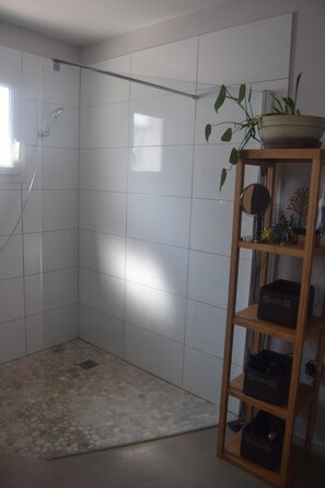 Bathtub, hair dryer, toilet paper - Maison Avec Jardin et Piscine (villeneuve les maguelone)