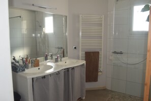 Badewanne, Haartrockner, Toilettenpapier