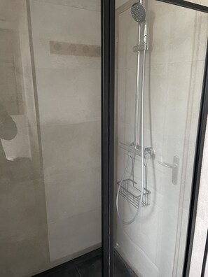 Douche, sèche-cheveux, serviettes fournies, savon