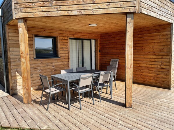 Outdoor dining - Charming cottage 500m from the beach (Les Moitiers-d'Allonne)